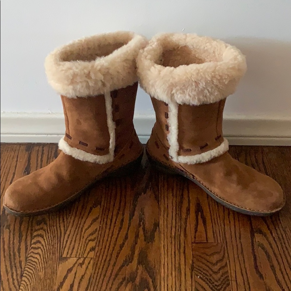 Ugg Women’s Leather & Sheepskin Boots EUC - Picture 2 of 7
